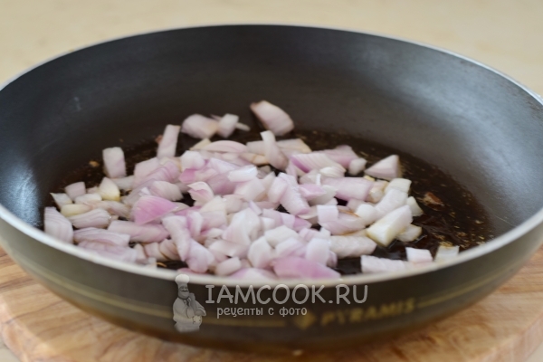 Обжарить лук