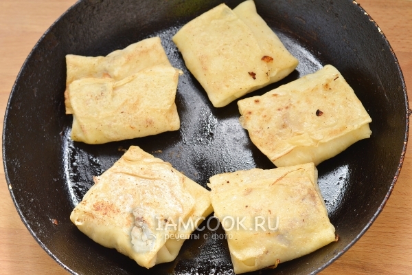 Пожарить блины с начинкой