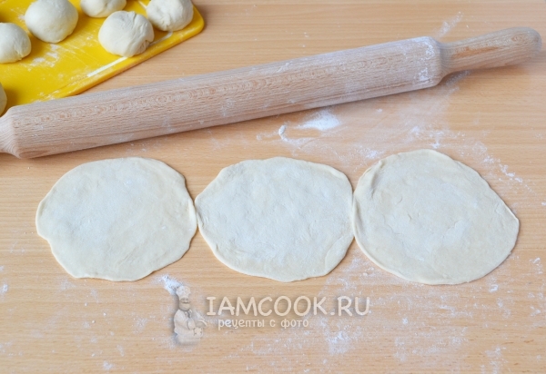 Раскатать тесто в кружок