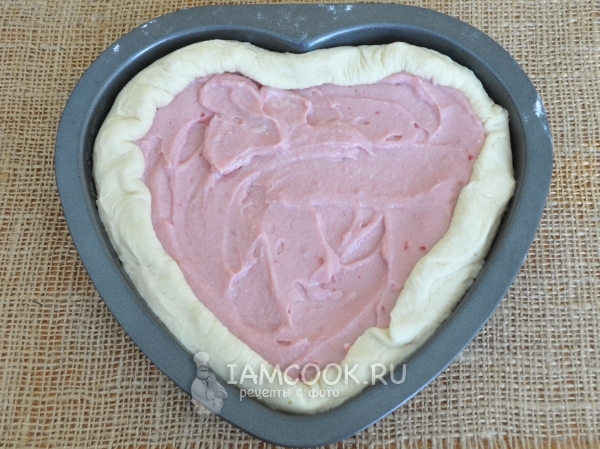 Положить в форму тесто и начинку