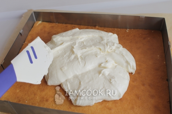 Выложить крем на бисквит