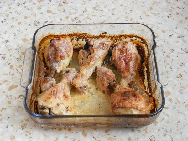 Куриные голени запеченные в сметанном соусе