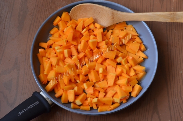 Добавить тыкву на сковороду