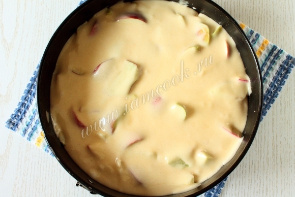 Залить яблоки тестом