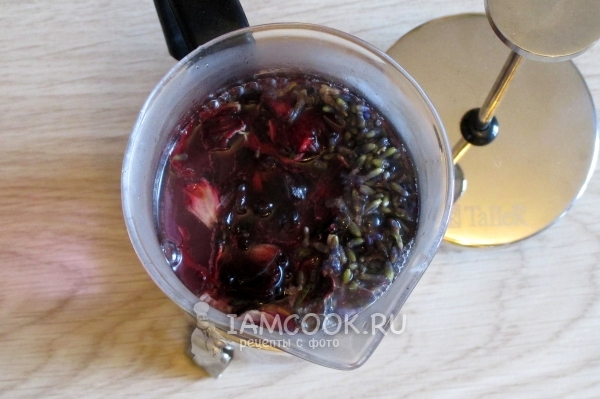 Залитые кипятком лепестки лаванды и каркаде