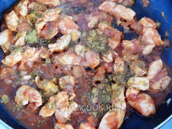 Положить курицу и специи