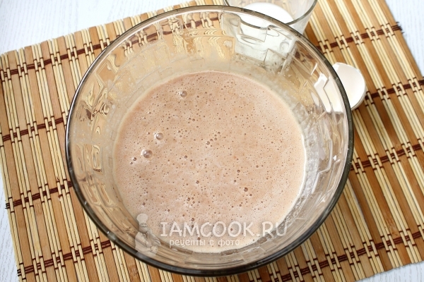 Взбить молоко с яйцами и икрой