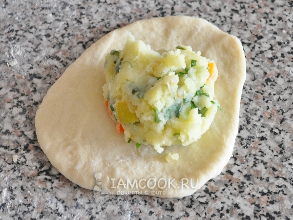 Уложить начинку на тесто