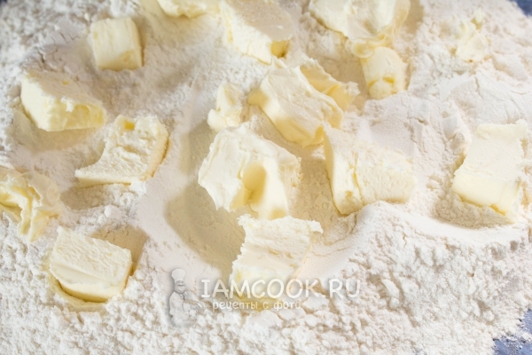 Положить на муку кусочки масла