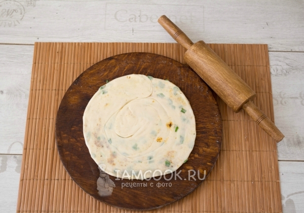 Раскатать улитку из теста