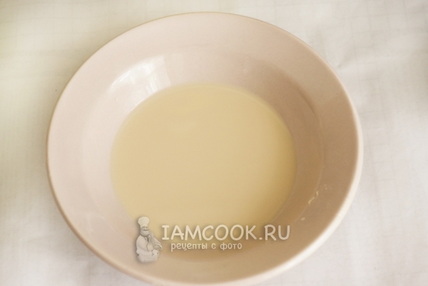 Налить в миску сыворотку