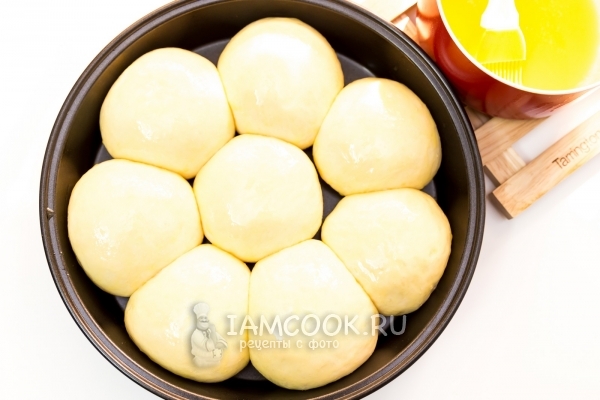 Выпечь подошедшие булочки