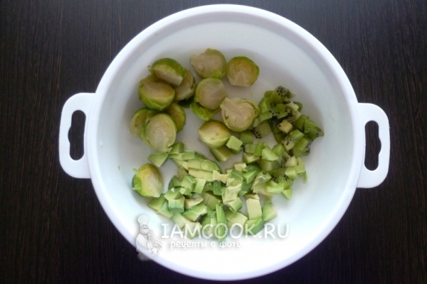 Порезать капусту, киви и авокадо