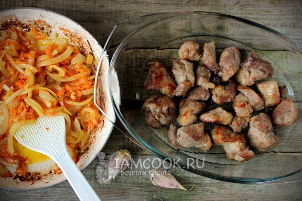 Обжарить лук с морковью и мясо