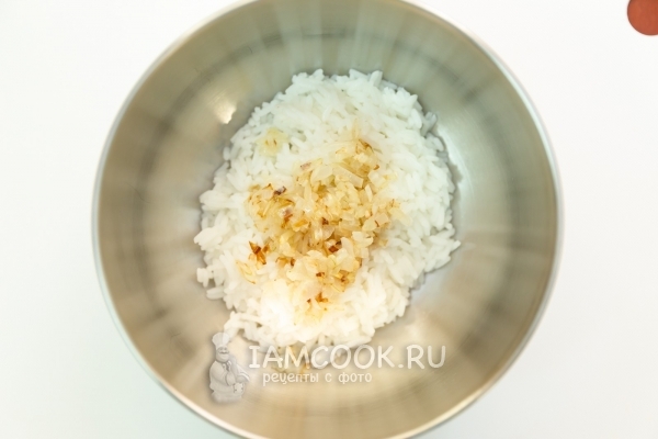 Положить пожаренный лук