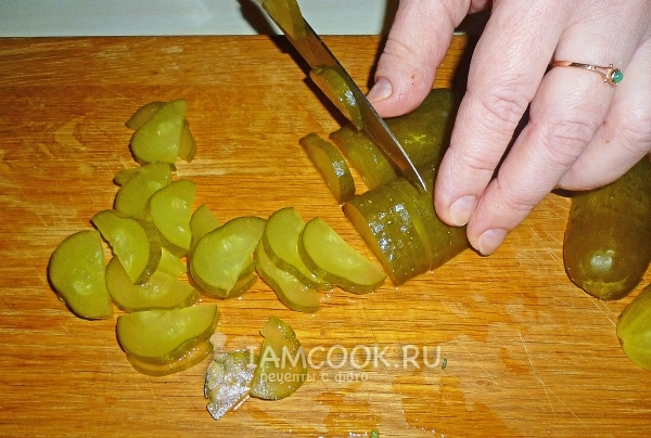 Порезать огурцы
