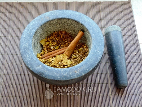 Насыпать специи в ступку
