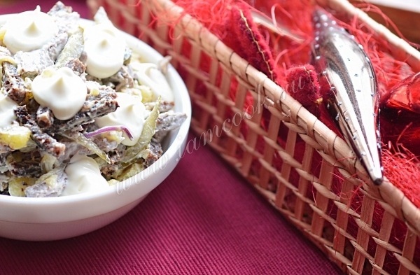 Фото салата из говядины с сухариками