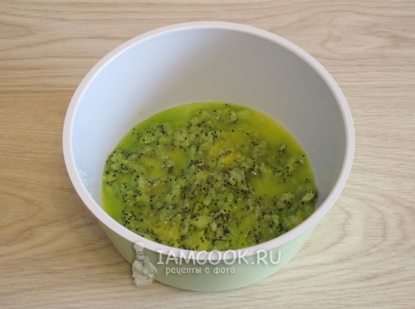 Соединить киви с соком и водой