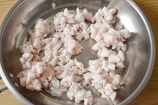 Положить сало на сковороду