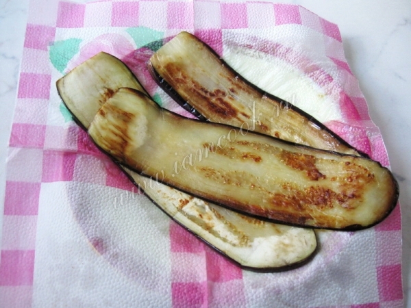 Баклажаны на салфетке
