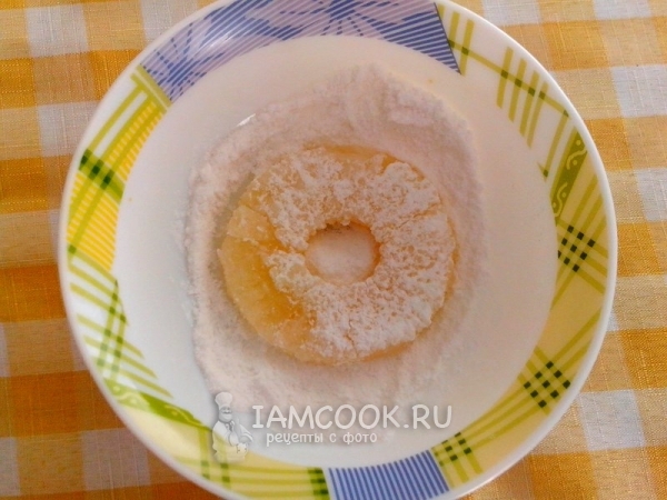 Обвалять ананас в сахарной пудре