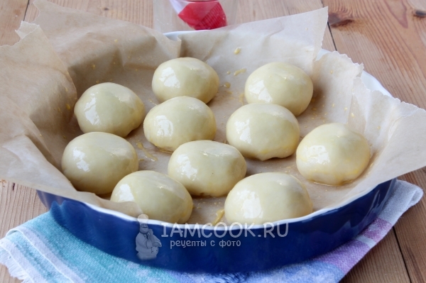 Положить булочки в форму