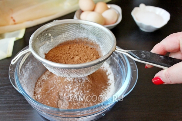 Просеять сухие ингредиенты