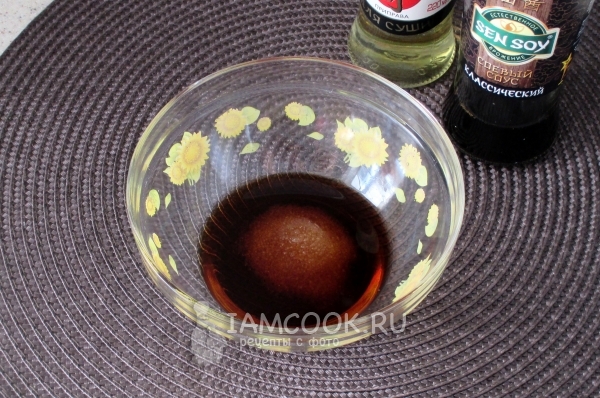 Смешать соевый соус, рисовый уксус и сахар