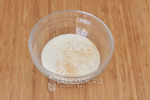 Всыпать в соус мускатный орех