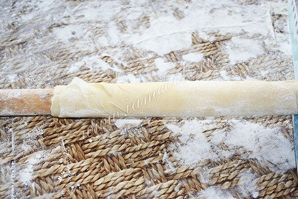 Тесто, намотанное на скалку