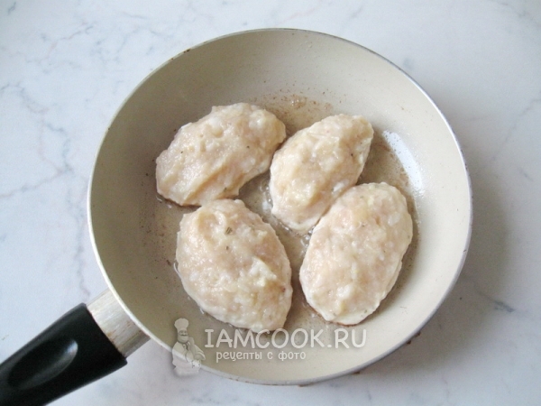 Пожарить котлеты