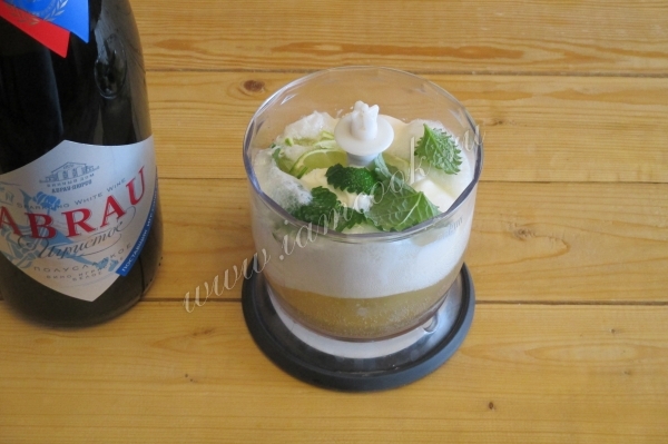 Влить шампанское