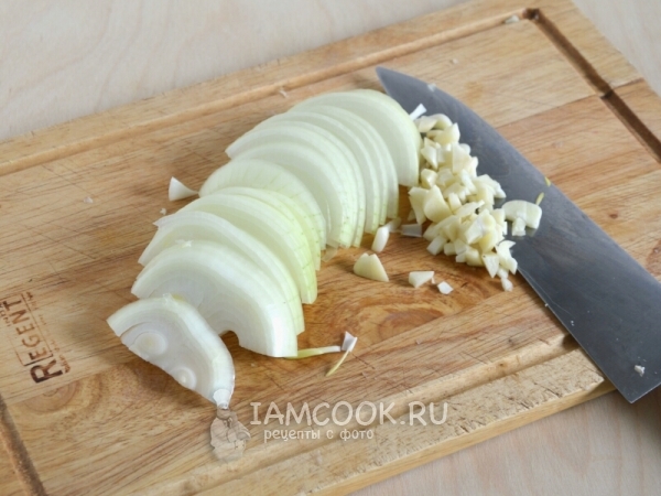 Порезать лук и чеснок