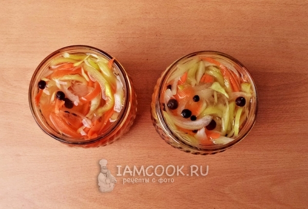 Влить воду и положить специи