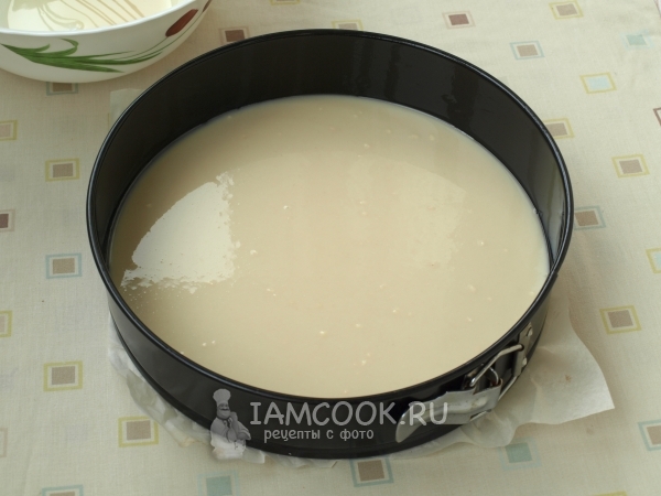 Переложить тесто в форму