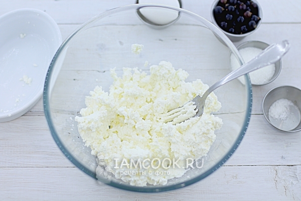 Размять творог вилкой