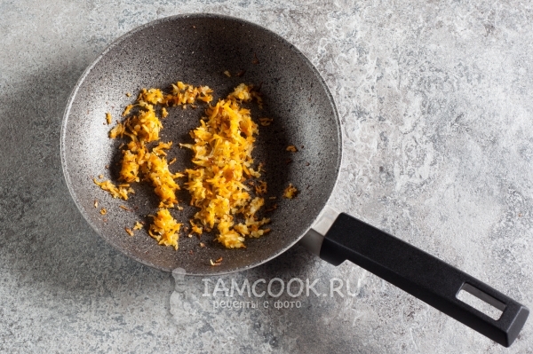 Обжарить морковь с луком