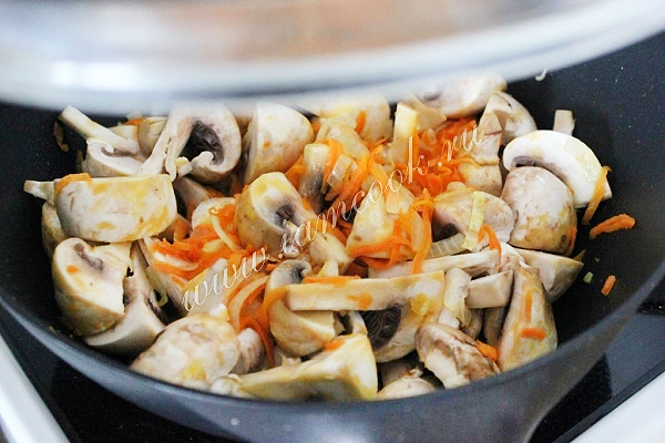 Обжарка грибов с луком и морковью