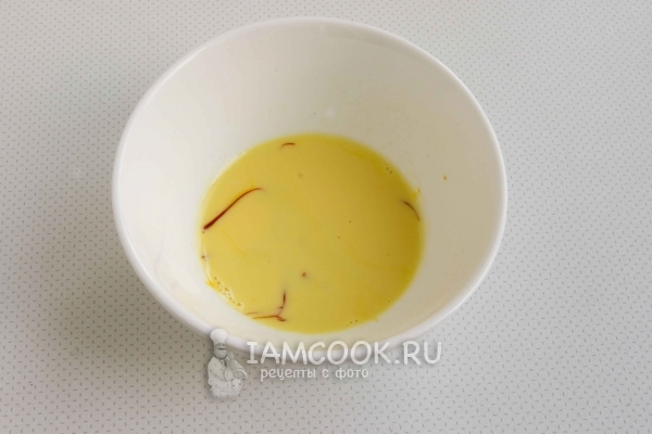 Положить в молоко шафран