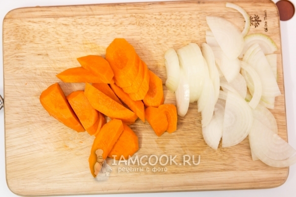 Порезать лук и морковь