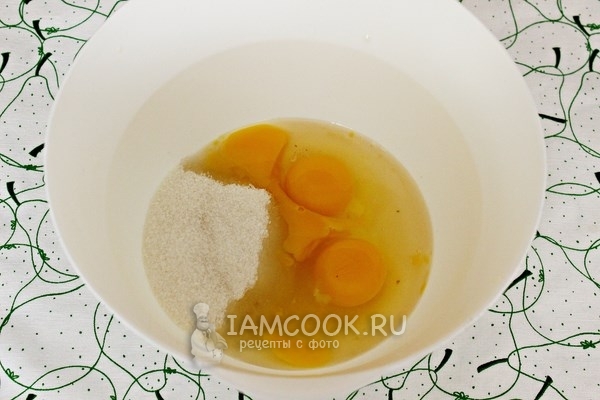 Соединить сахар и яйца