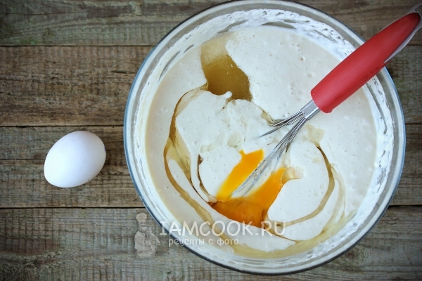 Добавить яйцо, сахар, соль