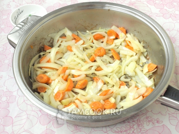 Обжарить лук и морковь