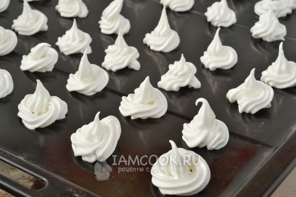 Яичные белки на противне