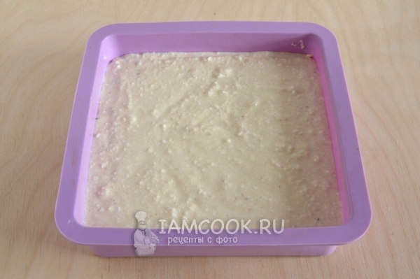 Переложить творожную массу в форму