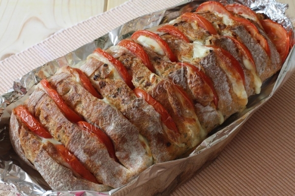 Фото запеченной чиабатты с моцареллой