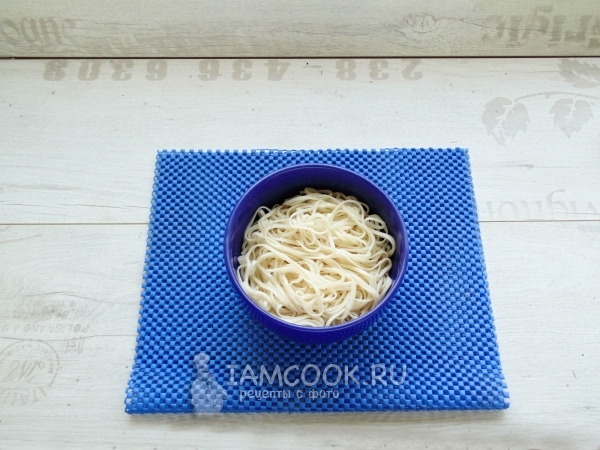 Положить лапшу в тарелку