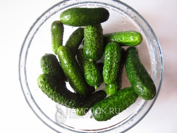 Помыть огурцы