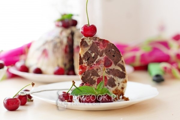 Фото десерта из брауни, вишни и маскарпоне